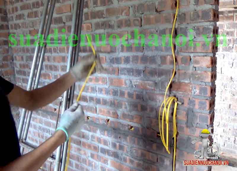 Phương pháp đi dây điện âm tường nhà cấp 4 dán dây