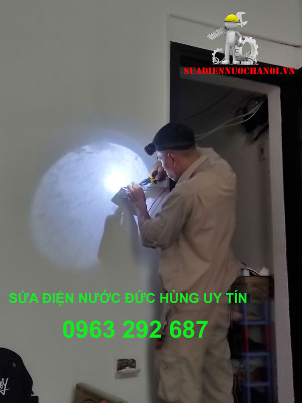 Kỹ thuật viên Bùi Đức Thắng đang kiểm tra hệ thống điện tại Cầu giấy