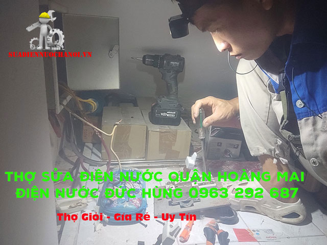 Kỹ thuật viên Bùi Đức Thắng sửa điện chập tại quận Hoàng Mai