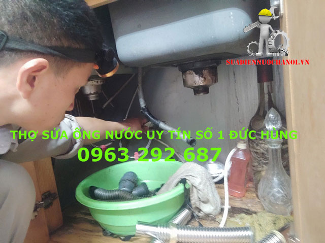 Kỹ thuật viên Đức Hùng Sửa ống nước bồn rửa chén bị rò nước