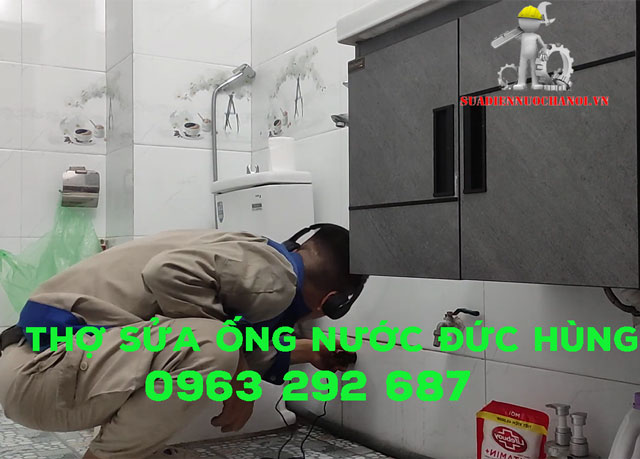 Thợ Đức Hùng sửa ống nước bị  rò rỉ âm tường