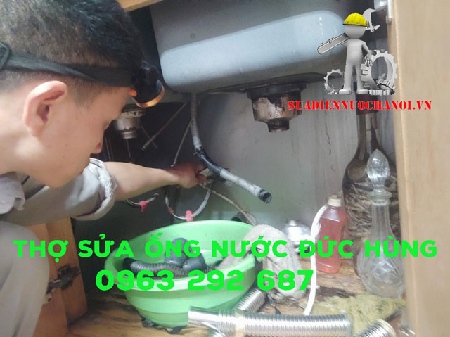 Kỹ thuật viên Đức Hùng Sửa ống nước bồn rửa chén bị rò nước