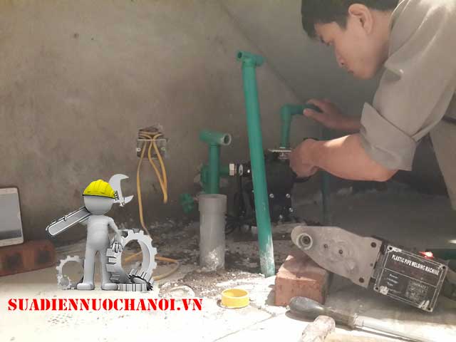 Thợ lắp đặt điện nước lắp đặt máy bơm nước gia đình