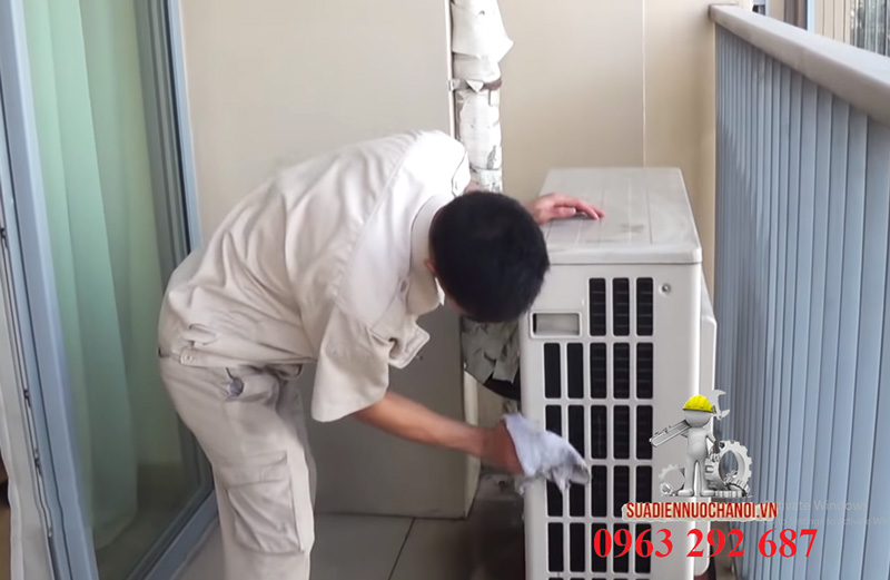 thợ bảo dưỡng điều hòa